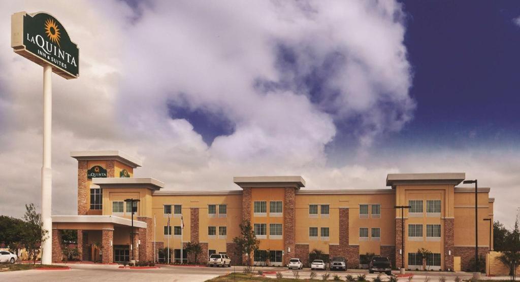 La Quinta By Wyndham Beeville Buitenkant foto